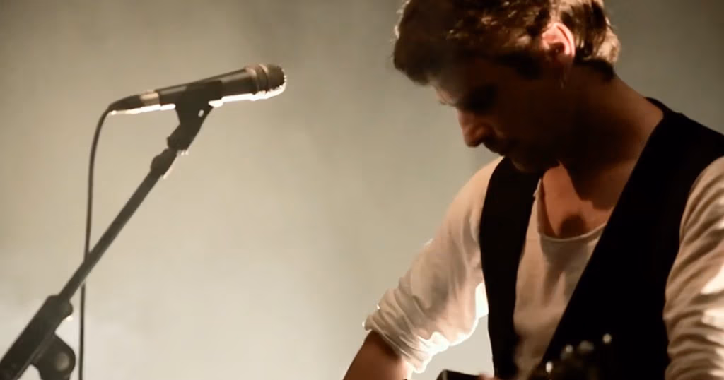 Capture d'écran d'une vidéo de la captation d'une chanson de Vincent Blanchard lors d'une session acoustique